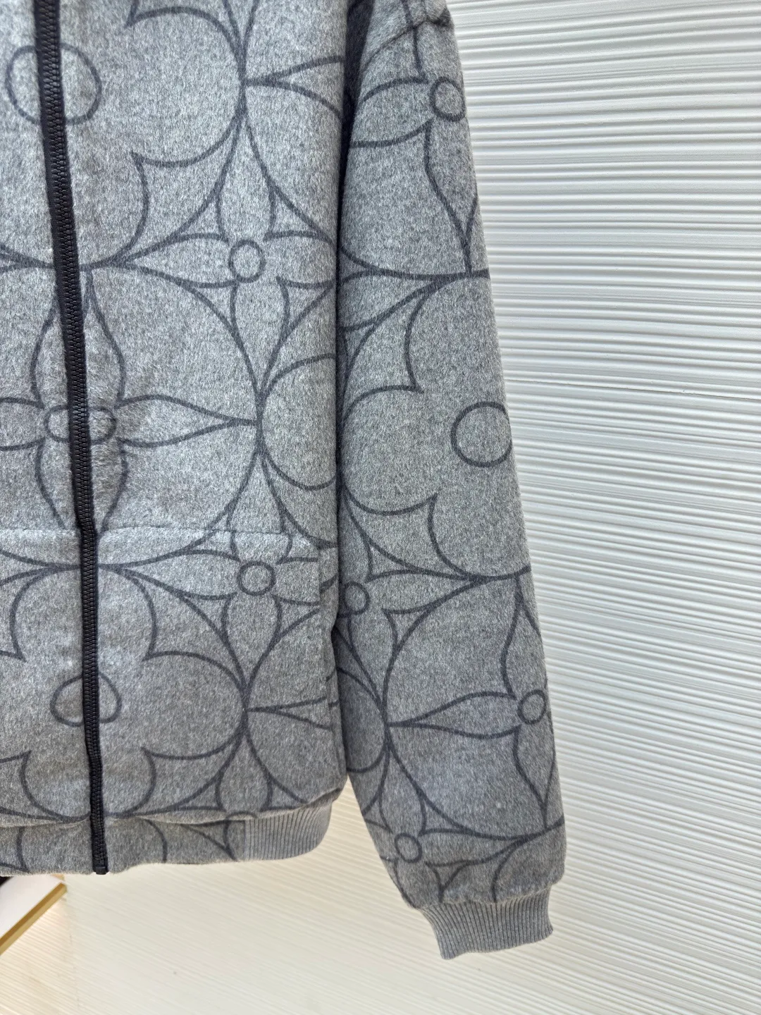 LOUIS VUITTON double-sided woolen jacket with circle pattern ●Authentic product: Purchased and developed for 26900 ●Item number: 1680116-F05 ●Fabric: wool fabric ●Technology: Made by positioning cutting machine ●Version: fitted version ●Weight: about 1200 grams ●Size: 44-446-48-50 ●Description: The fabric is made of semi-worsted double-sided woolen fabric, with 100% wool content. It uses custom-spun floral gray wool yarn. It uses a rapier machine to weave the gray cloth. It has a single-sided yarn-dyed jacquard large circle pattern, and the bottom side is completely woven in black. Multiple pattern making consumes raw materials. Measure the pattern shrinkage, adjust the pattern size of the gray fabric, and ensure the stitching of the finished fabric. After washing the woolen wool, the pattern is the same size as the Y version. The front panel is hand-cut with restored flowers, and the restored flowers are taken from a single piece for the pockets. The black side pockets are embroidered with a small logo using a Tajima embroidery machine imported from Japan. The small hardware logo is stamped on the back collar hanging clothesline, and the wool blended yarn is used to weave ribs in the opposite color on a horizontal lengthening loom. The overall wiring is straight and delicate, the fabric is comfortable and soft, and the color is consistent without color difference. It can be matched with the same style to create a fashionable look and control various occasions. Customized accessories, complete with three standards, same style for men and women!